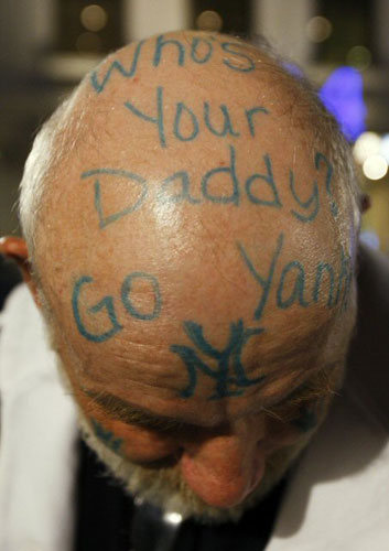 5일(한국시간) 미국 뉴욕 양키즈 스타디움에서 열린 미국프로야구(메이저리그) 월드시리즈 6차전 필라델피아 필리스 대 뉴욕 양키스의 경기에서 한 열성팬이 양키스를 응원하는 문구를 머리에 쓰고 보여주고 있다. 