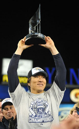 5일(한국시간) 미국 뉴욕 양키즈 스타디움에서 열린 미국프로야구(메이저리그) 월드시리즈에서 아시아 첫 MVP를 차지한 히데키 마쓰이가 트로피를 들고 활짝 웃고 있다. 