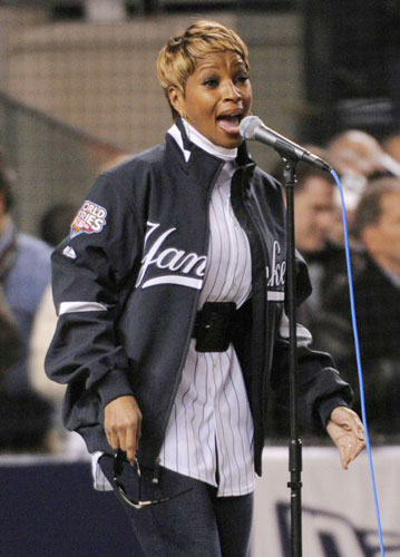 5일(한국시간) 미국 뉴욕 양키즈 스타디움에서 열린 미국프로야구(메이저리그) 월드시리즈 6차전 필라델피아 필리스 대 뉴욕 양키스의 경기에서 미국 알앤비 가수 메리 제이 블라이즈가 미국 국가를 열창하고 있다. 