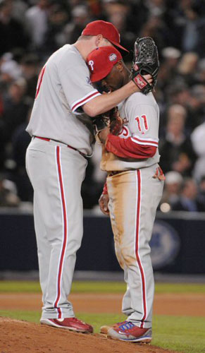 5일(한국시간) 미국 뉴욕 양키즈 스타디움에서 열린 미국프로야구(메이저리그) 월드시리즈 6차전 필라델피아 필리스 대 뉴욕 양키스의 경기에서 필리스 투수 스캇 에어와 지미 롤린스가 대화를 나누고 있다. 