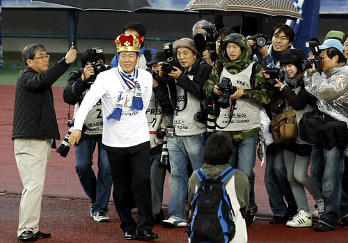 8일 오후 성남 종합운동장에서 열린 2009 하나은행 FA컵 결승 성남 일화-수원 삼성 경기에서 승리한 수원 삼성 차범근 감독이 왕관을 쓰고 팬들에게 인사를 하고 있다. 