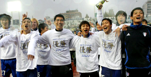 8일 성남종합운동장에서 벌어진 2009 하나은행 FA컵 결승 수원 삼성과 성남 일화의 경기에서 승부차기 끝에 승리를 거둔 수원 삼성 선수들이 팬들과 함께 기쁨을 나누고 있다. 
