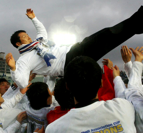 8일 성남종합운동장에서 벌어진 2009 하나은행 FA컵 결승 수원 삼성과 성남 일화의 경기에서 승부차기 끝에 승리를 거둔 수원 삼성 선수들이 차범근 감독을 헹가래하고 있다. 