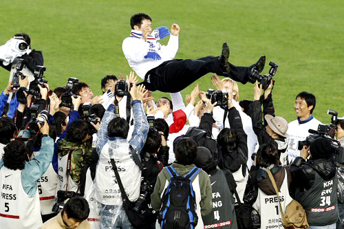 8일 오후 성남 종합운동장에서 열린 2009 하나은행 FA컵 결승 성남 일화-수원 삼성 경기에서 승리한 수원 삼성 선수들이 차범근 감독을 헹가래 치고 있다. 