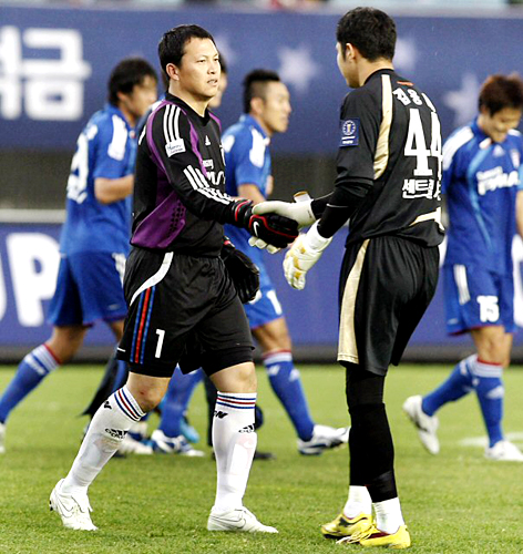 8일 오후 성남 종합운동장에서 열린 2009 하나은행 FA컵 결승 성남 일화-수원 삼성 경기에서 승리한 수원삼성 골키퍼 이운재가 김용대와 악수를 하고 있다. 
