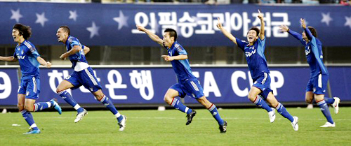 8일 오후 성남 종합운동장에서 열린 2009 하나은행 FA컵 결승 성남 일화-수원 삼성 경기에서 승부차기 끝에 승리한 수원삼성 선수들이 환호하고 있다. 