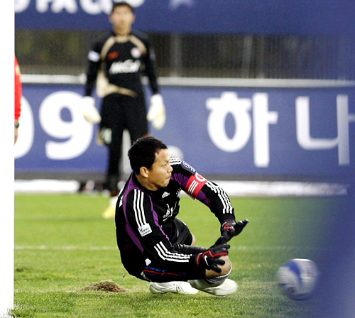 8일 오후 성남 종합운동장에서 열린 2009 하나은행 FA컵 결승 성남 일화-수원 삼성 경기에서 이운재가 전광진의 골을 막아내고 있다. 