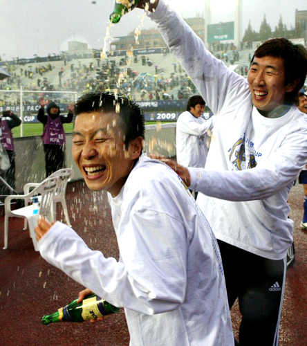 8일 성남종합운동장에서 벌어진 2009 하나은행 FA컵 결승 수원 삼성과 성남 일화의 경기에서 승부차기 끝에 승리를 거둔 수원 삼성 김두현 선수가 샴페인 세례를 받으며 즐거워하고 있다. 