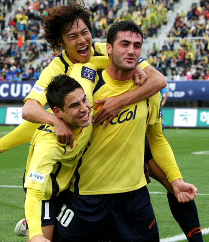 8일 성남종합운동장에서 벌어진 2009 하나은행 FA컵 결승 수원 삼성과 성남 일화의 경기에서 성남 라돈치치(오른쪽)가 전반 첫 골을 넣은 뒤 동료들과 함께 기뻐하고 있다. 
