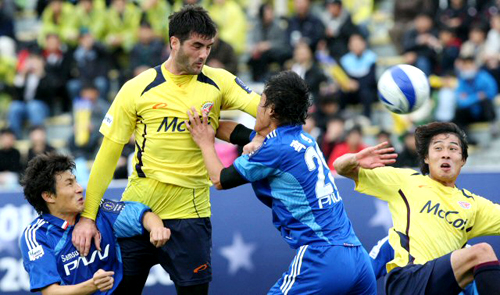 8일 성남종합운동장에서 벌어진 2009 하나은행 FA컵 결승 수원 삼성과 성남 일화의 경기에서 성남 라돈치치(왼쪽에서 2번째)가 전반 첫 헤딩골을 넣고 있다. 
