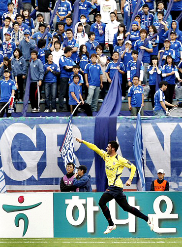 8일 오후 성남 종합운동장에서 열린 2009 하나은행 FA컵 결승 성남 일화-수원 삼성 경기에서 성남 라돈치치가 첫골을 넣은 뒤 환호하고 있다. 