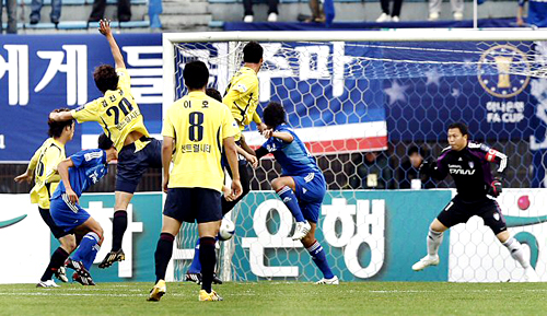 8일 오후 성남 종합운동장에서 열린 2009 하나은행 FA컵 결승 성남 일화-수원 삼성 경기에서 성남 라돈치치가 첫골을 넣고 있다. 