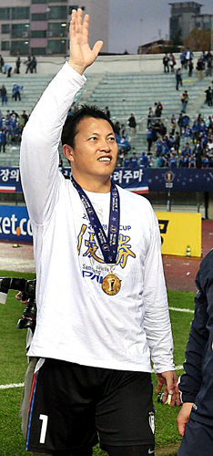 8일 오후 성남 종합운동장에서 열린 2009 하나은행 FA컵 결승 성남 일화-수원 삼성 경기에서 승리한 수원삼성 골키퍼 이운재가 팬들에게 인사를 하고 있다. 