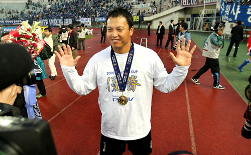 8일 오후 성남 종합운동장에서 열린 2009 하나은행 FA컵 결승 성남 일화-수원 삼성 경기에서 승리한 수원 삼성 MVP 이운재가 환호하고 있다. 