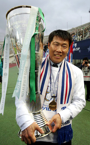8일 오후 성남 종합운동장에서 열린 2009 하나은행 FA컵 결승 성남 일화-수원 삼성 경기에서 승리한 수원 삼성 차범근 감독이 우승컵을 들고 환호하고 있다. 