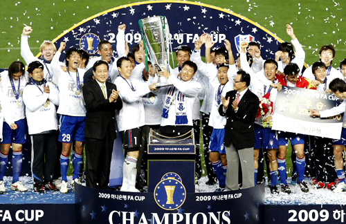 8일 오후 성남 종합운동장에서 열린 2009 하나은행 FA컵 결승 성남 일화-수원 삼성 경기에서 승리한 수원 삼성 선수들이 트로피를 들고 환호하고 있다. 