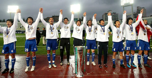8일 오후 성남 종합운동장에서 열린 2009 하나은행 FA컵 결승 성남 일화-수원 삼성 경기에서 승리한 수원 삼성 선수들이 팬들에게 인사를 하고 있다. 