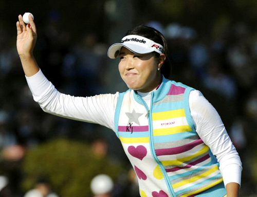 8일 일본 미에현 시마의 긴데스 가시고지마 골프장(파72.6천506야드)에서 열린 미국여자프로골프(LPGA) 투어 미즈노 클래식에서 우승한 송보배(23)가 갤러리에게 인사하고 있다. 