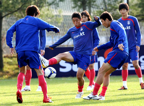 축구국가대표팀의 유럽원정을 하루 앞둔 9일 오후 파주 NFC에서 열린 훈련에서 이근호 등 선수들이 공뺏기를 하며 몸을 풀고 있다. 