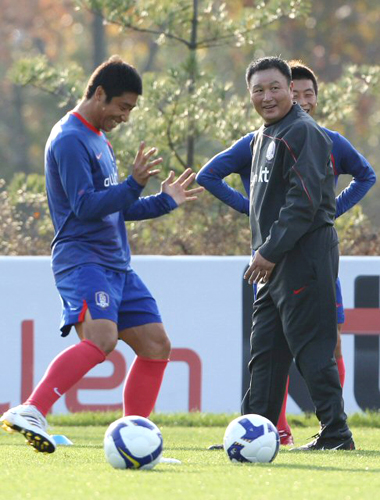 축구국가대표팀의 유럽원정을 하루 앞둔 9일 오후 파주 NFC에서 열린 훈련에서 허정무 감독과 선수들이 환하게 웃고 있다. 