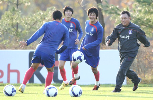 축구국가대표팀의 유럽원정을 하루 앞둔 9일 오후 파주 NFC에서 열린 훈련에서 허정무 감독과 선수들이 공뺏기로 몸을 풀고 있다. 