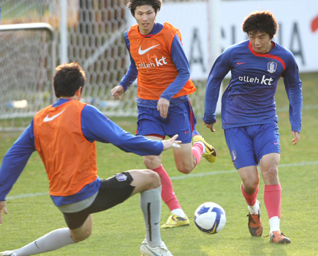 축구국가대표팀의 유럽원정을 하루 앞둔 9일 오후 파주 NFC에서 열린 훈련에서 기성용이 미니게임 도중 슛을 하고 있다. 