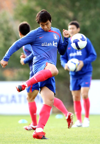 축구국가대표팀의 유럽원정을 하루 앞둔 9일 오후 파주 NFC에서 열린 훈련에서 이동국이 패스 연습을 하고 있다. 