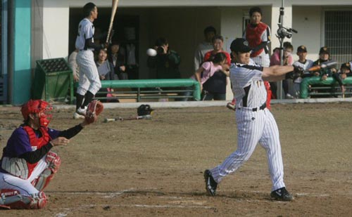 9일 오후 청주야구장에서 충주 성심학교 야구부 일일 감독으로 변신한 추신수(클리블랜드 인디언스)가 ‘KBS 천하무적 야구단’과의 경기에서 헛스윙을 하고 있다. 