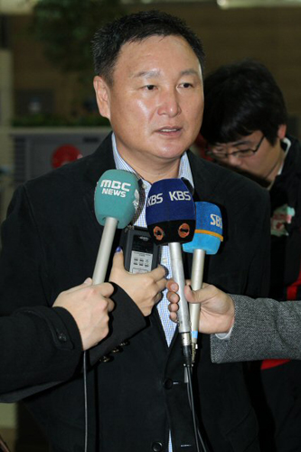 축구 국가대표팀 유럽 원정 평가전을 앞둔 10일 오전 허정무 감독이 출국 직전 인천공항 출국장에서 인터뷰를 하고 있다. 