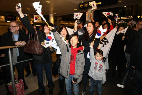 덴마크와의 원정 평가전을 앞둔 10일 오후(현지시각) 덴마크 코펜하겐 공항에 한국 축구대표팀 선수들이 도착하자 현지교민들이 태극기를 흔들며 환영하고 있다. 