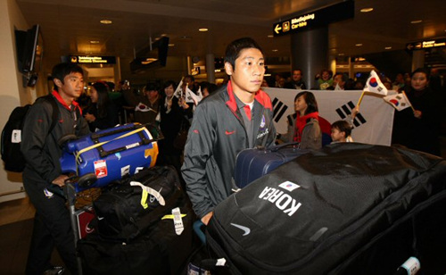덴마크와의 원정 평가전을 앞둔 10일 오후(현지시각) 덴마크 코펜하겐 공항에 도착한 이근호 등 대한민국 축구대표팀 선수들이 현지 교민들의 환영을 받고 있다. 