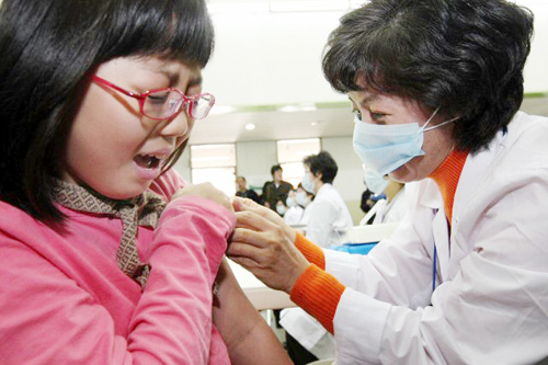 신종플루 예방 백신 접종이 실시된 11일 오전 서울 동대문구 전농동 전곡초등학교에서 학생들이 백신 주사를 맞고 있다. 