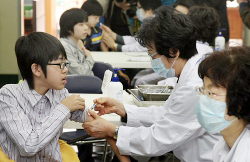 신종플루 예방 백신 접종이 실시된 11일 오전 서울 동대문구 전농동 전곡초등학교에서 학생들이 백신 주사를 맞고 있다. 