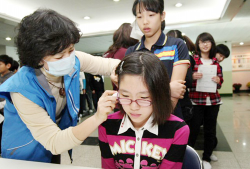 신종플루 예방 백신 접종이 실시된 11일 오전 서울 동대문구 전농동 전곡초등학교에서 학생들이 백신 접종에 앞서 발열검사를 하고 있다. 