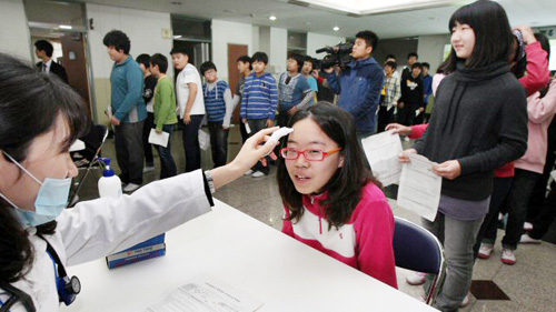 신종플루 예방 백신 접종이 실시된 11일 오전 서울 동대문구 전농동 전곡초등학교에서 학생들이 백신 접종에 앞서 발열검사를 하고 있다. 
