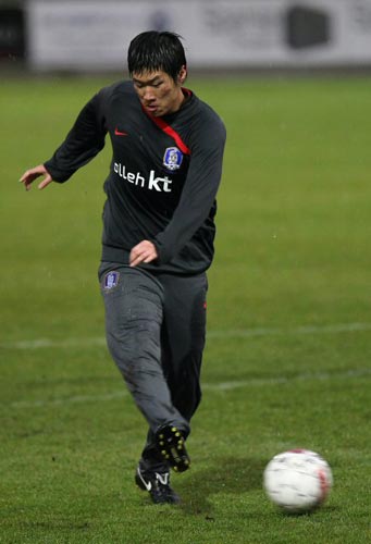11일(현지시간) 덴마크 프레데레시아시 몬야사 파크에서 대한민국 축구 대표팀 박지성이 슈팅 훈련을 하고 있다. 
