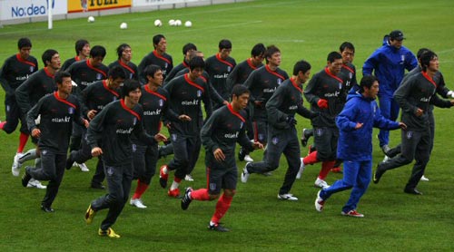 11일(현지시간) 덴마크 프레데레시아시 몬야사 파크에서 대한민국 축구 대표팀 선수들이 몸을 풀고 있다. 