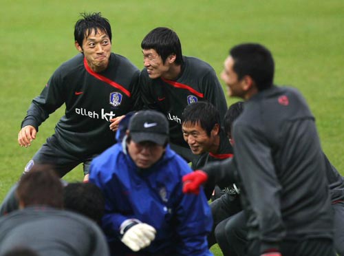 11일(현지시간) 덴마크 프레데레시아시 몬야사 파크에서 대한민국 축구 대표팀 김남일과 박지성이 몸싸움 훈련을 하고 있다. 