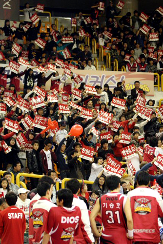 12일 오후 경남 창원실내체육관에서 열린 2009-2010 프로농구 창원 LG와 서울 삼성의 경기에서 창원LG의 팬들이 환호하고 있다. 