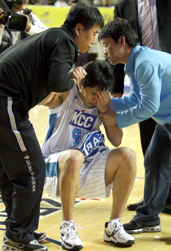 12일 전주실내체육관에서 열린 프로농구 전주 KCC-울산 모비스의 경기에서 KCC 임재현이 눈에 부상을 입고 고통스러워하고 있다. 
