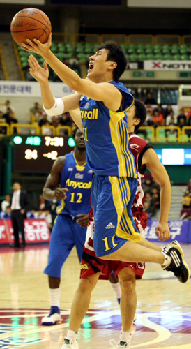 12일 오후 경남 창원실내체육관에서 열린 2009-2010 프로농구 창원 LG와 서울 삼성의 경기에서 서울 삼성 이상민이 슛을 하고 있다. 