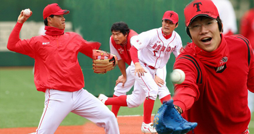 기아 타이거즈 선수들이 12일 오전 일본 나가사키 빅N스타디움에서, 14일 오후 1시 올해 일본시리즈 우승팀 요미우리 자이언츠와 아시아 야구 정상을 놓고 벌일 단판 승부를 대비해 훈련하고 있다. 