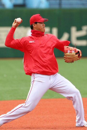  한일클럽챔피언십을 하루 앞둔 13일 오전 일본 나가사키 빅N스타디움에서 KIA 타이거즈 김상현이 수비훈련을 하고 있다. 