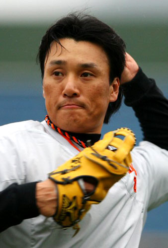 한일클럽챔피언십을 하루 앞둔 13일 오후 일본 나가사키 빅N스타디움에서 요미우리 자이언츠 이승엽이 수비훈련을 하고 있다. 
 