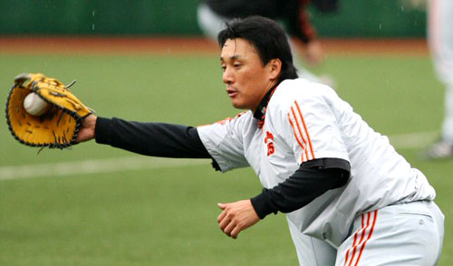 한일클럽챔피언십을 하루 앞둔 13일 오후 일본 나가사키 빅N스타디움에서 요미우리 자이언츠 이승엽이 수비훈련을 하고 있다. 