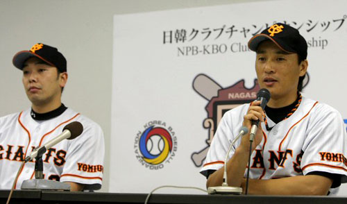 한일클럽챔피언십을 하루 앞둔 13일 오후 일본 나가사키 빅N스타디움에서 요미우리 자이언츠 이승엽이 훈련을 마친 뒤 기자회견을 하고 있다. 