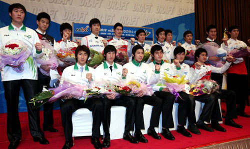 13일 오후 서울 중구 남대문로 밀레니엄서울힐튼호텔에서 열린 '2009-2010시즌 남자부 신인 드래프트'에서 지명된 선수들이 파이팅을 외치고 있다. 