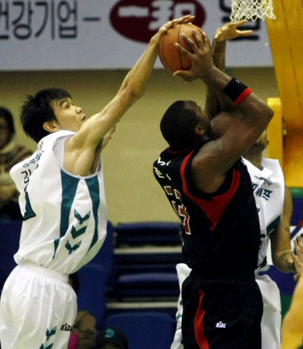 13일 원주 치악체육관에서 열린 프로농구 원주 동부와 부산 KT의 경기에서 동부 김주성(왼쪽)이 KT 존슨의 슛을 블로킹 하고 있다. 
