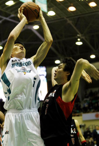 13일 오후 원주 치악체육관에서 프로농구 원주 동부와 부산 KT의 경기가 열려 동부 김주성(왼쪽)이 수비를 피해 슛을 하고 있다. 