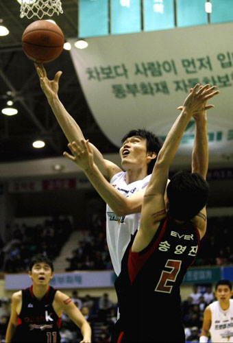 13일 오후 원주 치악체육관에서 프로농구 원주 동부와 부산 KT의 경기가 열려 동부 김주성이 수비를 피해 슛을 하고 있다. 